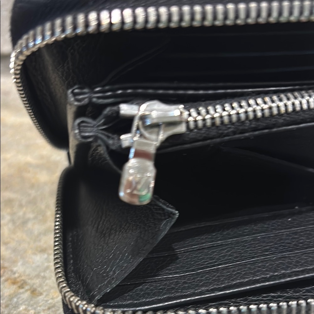 Authentic Louis Vuitton Black leather Lock Me full zip wallet - Picture 6 of 13